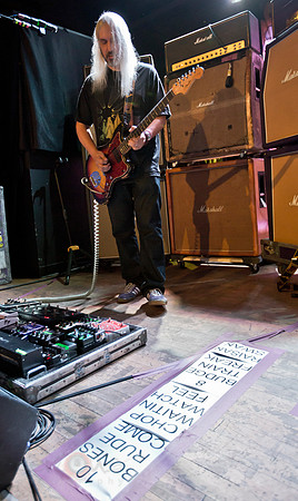 J Mascis, with the BIGGEST SET LIST EVER (he plays w/out his glasses, so the big text is needed)