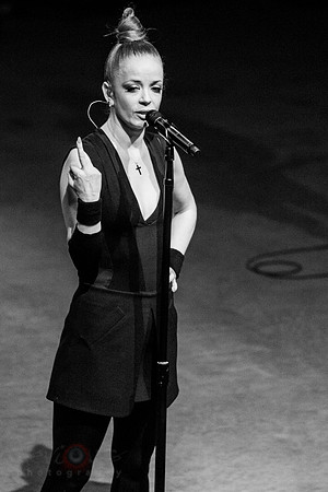 Shirley Manson, flipping the bird