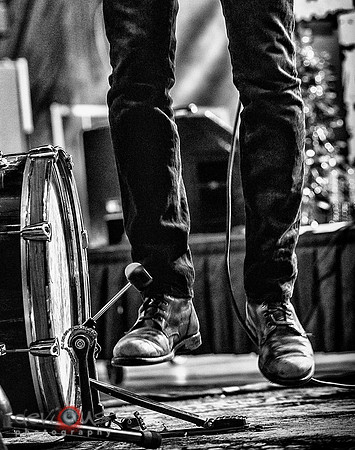 Scott Avett, Airborne drum-kick