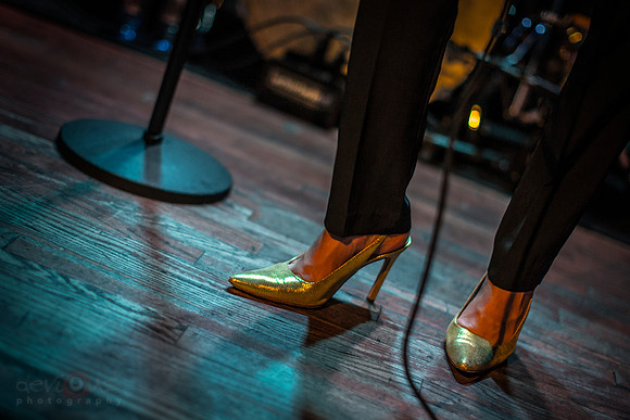 Jehnny Beth, gold pumps