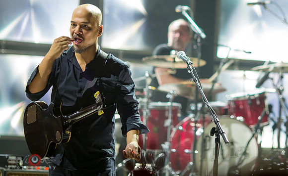 Joey Santiago and David Lovering during "Vamos" encore guitar solo