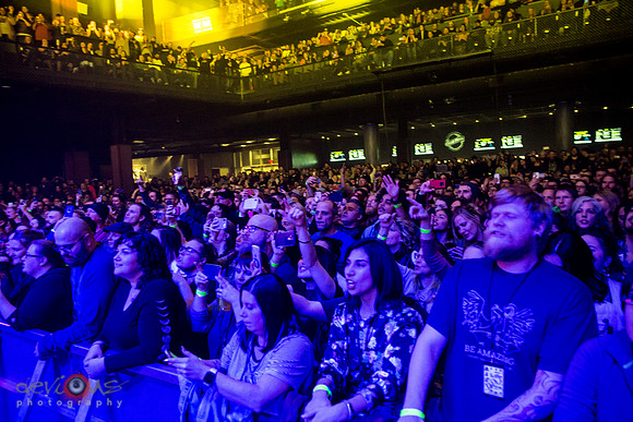 Crowd at sold-out Incubus