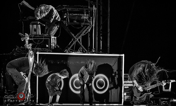 Jonathan Davis and kids headbanging